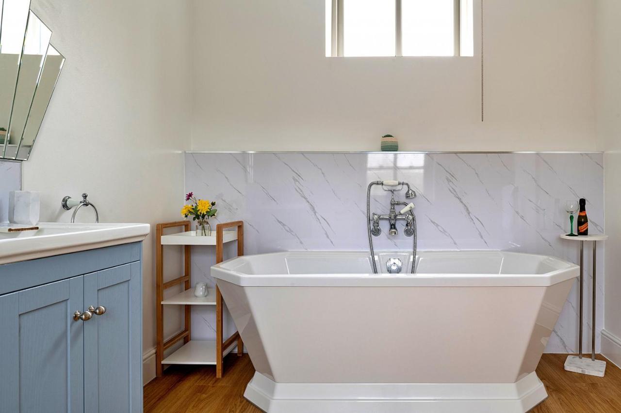 Finest Retreats - Moelis Granary - Luxury Cottage With Hot Tub Llandrillo Zewnętrze zdjęcie